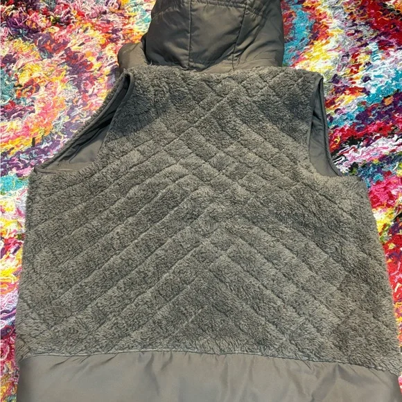 Patagonia Charcoal Quilted Fuzzy Los Gatos Vest w/ Hood - Picture 5 of 5